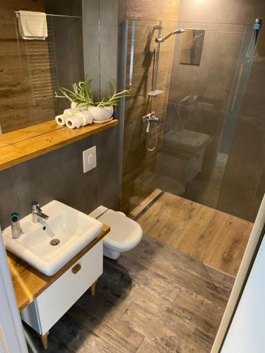 Ванна кімната в TOP VIEW SKY & SEA- Maloves Apartament z widokiem na morze
