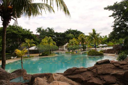 a view of the pool at the resort at Eagle Ridge Family Vacation House in General Trias