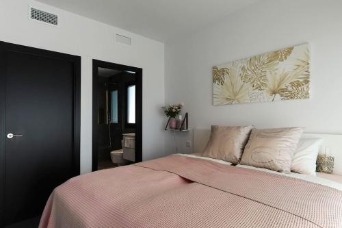 1 dormitorio con 1 cama grande con manta rosa en La casa del sol villa de luxe, en Ciudad Quesada