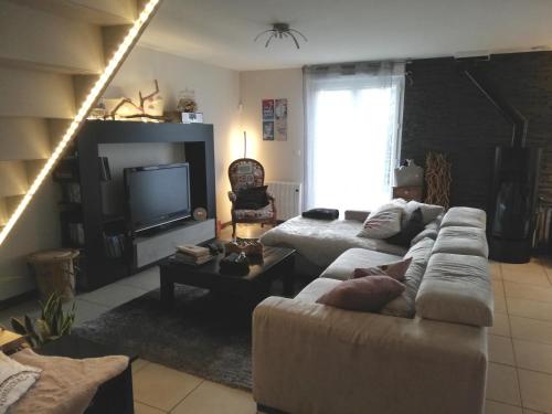- un salon avec un canapé et une télévision dans l'établissement chez Zoléan, 