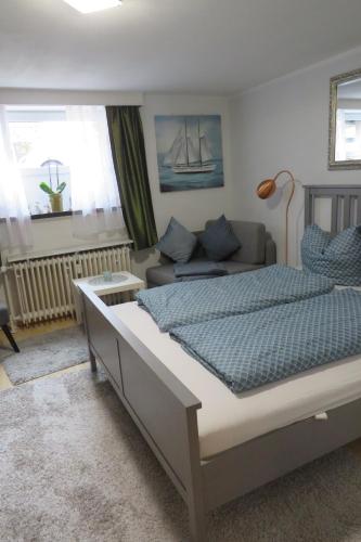 1 dormitorio con 1 cama y 1 sofá en Wohnen in Schellhorn in der Nähe des Lanker Sees en Schellhorn