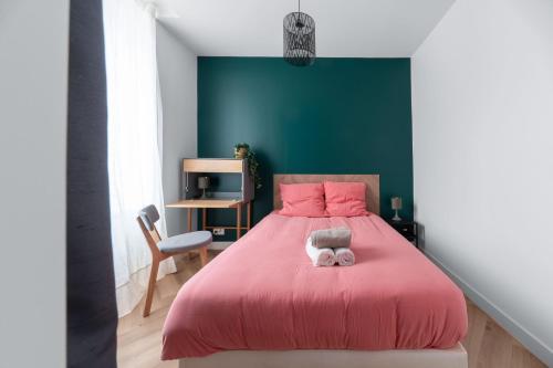 a bedroom with a pink bed with a stuffed animal on it at ⟬Giacomelli⟭ Quartier Calme⁕WIFI⁕Proche Michelin⁕ in Clermont-Ferrand