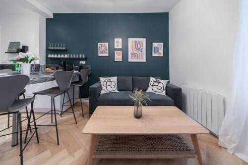- un salon avec un canapé et une table dans l'établissement ⟬Giacomelli⟭ Quartier Calme⁕WIFI⁕Proche Michelin⁕, à Clermont-Ferrand
