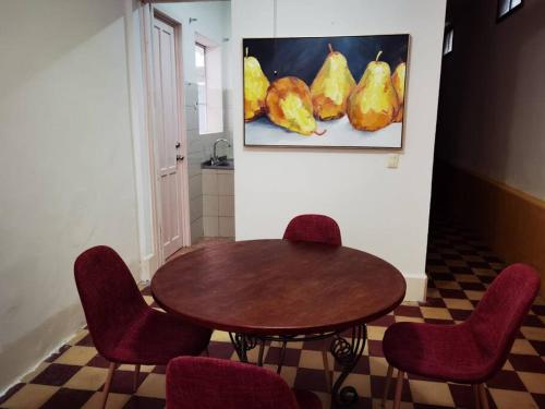 einen Tisch und Stühle in einem Zimmer mit einem Gemälde an der Wand in der Unterkunft Amplio y acogedor -2D 1B in Tuxpan de Rodríguez Cano