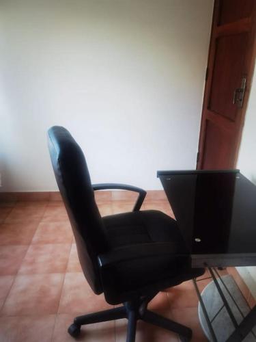a black office chair sitting in front of a desk at Amplio y acogedor -2D 1B in Tuxpan de Rodríguez Cano