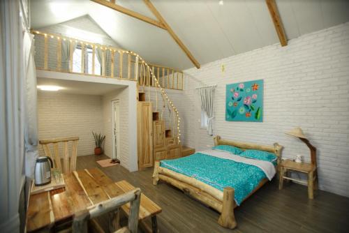 um quarto com uma cama e uma escada em Fefe garden em Ba Vì