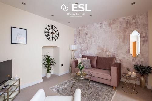 ein Wohnzimmer mit Sofa und Fernseher in der Unterkunft Super Central - Quiet - 2 Bedroom Cottage in Shrewsbury