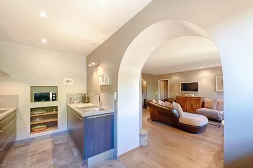 een keuken en een woonkamer met een bank en een tafel bij Pelletier du Claux in Carcassonne