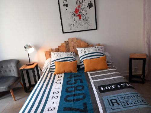um quarto com uma cama e uma cabeceira em madeira em Beau studio refait a neuf centre ville avec clim balcon em Narbona