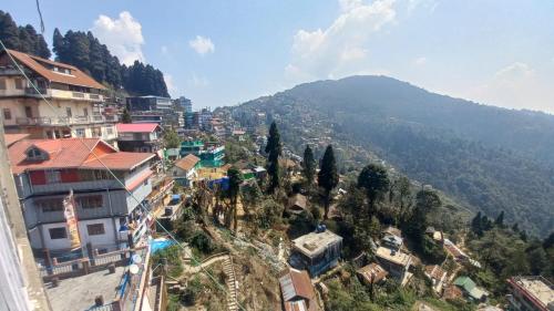 - Vistas a una ciudad con montaña en Jain Homestay, en Darjeeling