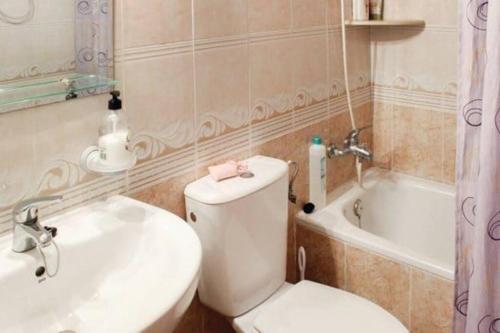 een badkamer met een toilet, een wastafel en een bad bij Veneziola Apartamento in San Blas