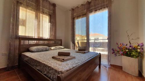 Giường trong phòng chung tại Dafni villa 9
