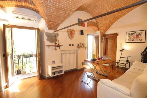 una sala de estar con un sofá y una mesa en Merville House, en Florencia