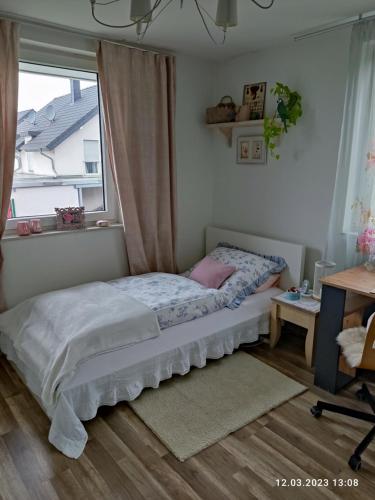 a bedroom with a bed and a window at gemütliches Einzelzimmer, nur Übernachtung, check in bis 0 Uhr in Brake Zwei
