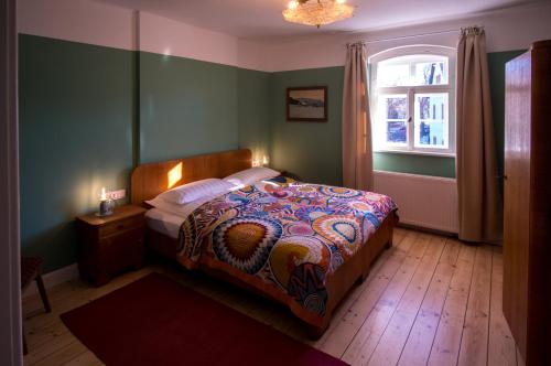 1 dormitorio con cama y ventana en Holiday in quiet quarter, 20 min to city center, en Dresden