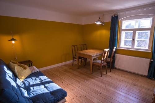 sala de estar con mesa y sofá en Holiday in quiet quarter, 20 min to city center, en Dresden