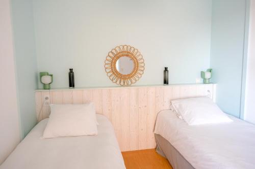 Un pat sau paturi într-o cameră la Thalazur Carnac - Résidence & Spa