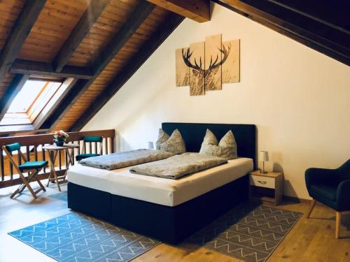 A bed or beds in a room at Waldlicht Titisee (W17) + Hochschwarzwald Card