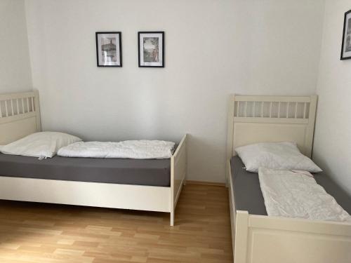 two beds sitting next to each other in a room at Appartment Griesheim in Griesheim