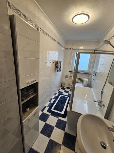 a bathroom with a tub and a sink at Exklusives und helles Erdgeschoss-Apartment No 2 im Zentrum von Kassel, schnelles 1Gbit Internet, Geschirrspüler, Boxspringbetten in Kassel