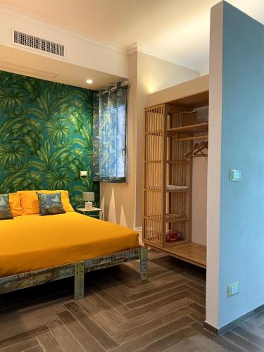 Un dormitorio con una cama amarilla y una pared colorida en Residenza il palazzetto, en Roma