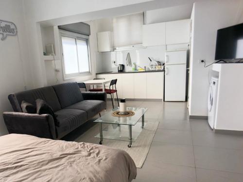 Η κουζίνα ή μικρή κουζίνα στο Lev Florentin Apartments