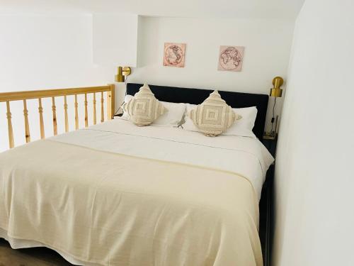 a white bed with white sheets and pillows at FILMAP-Apartments-Zentrale Lage-Boxspringbett-Beamer-Popcorn-gratis Parkplatz in Görlitz