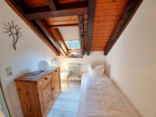 um quarto com uma cama e uma secretária num quarto em Waldoase Titisee (W18) + Hochschwarzwald Card em Titisee-Neustadt