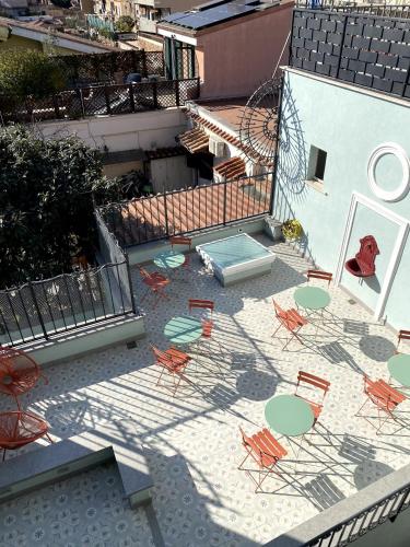 einen Blick über eine Terrasse mit Stühlen und einem Pool in der Unterkunft Residenza il palazzetto in Rom