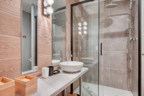 een badkamer met een wastafel en een glazen douche bij Le 002 - T3 climatisé avec terrasse in Marseille