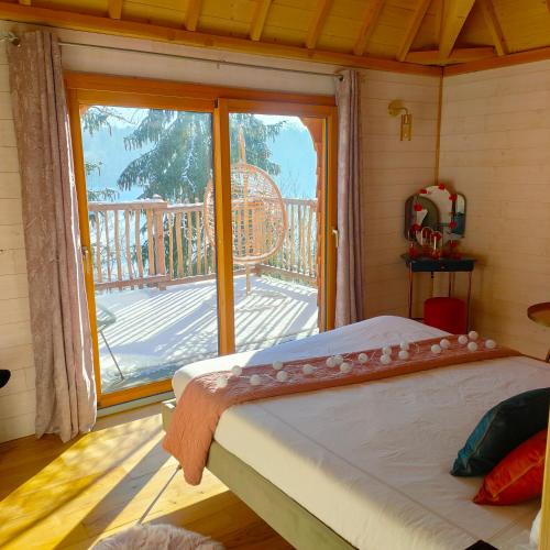 - une chambre avec un lit en face d'une fenêtre dans l'établissement Le château des fées, à Illoud