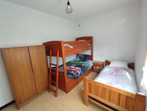 - une chambre avec des lits superposés et un lit superposé dans l'établissement Rez de jardin lumineux à 100m de la mer, à Valras-Plage