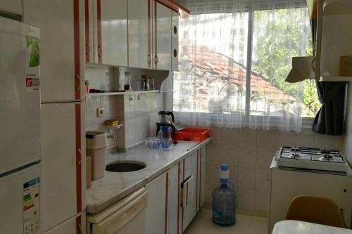 een kleine keuken met een wastafel en een raam bij Uysal Suite and Loft Seaside in Marmaris