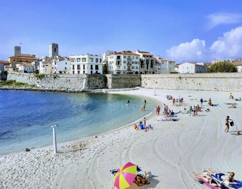 Vue mer et remparts. Entre vieille ville et plages
