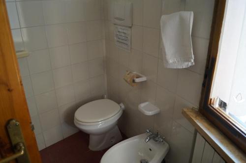 a small bathroom with a toilet and a sink at Il Pozzo Della Citerna in Castelnuovo Berardenga