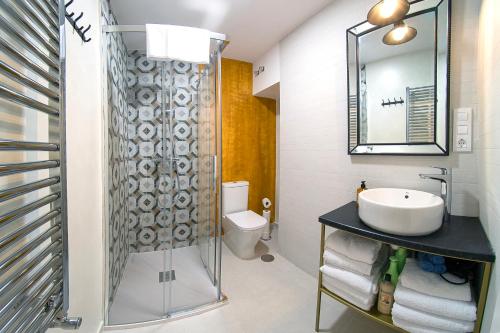 uma casa de banho com um lavatório, um WC e um espelho. em Cervantes 5 Collection Tulaytulah con aparcamiento em Toledo