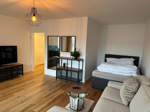 uma sala de estar com uma cama e um sofá em 44qm Apartment in Pempelfort em Dusseldorf