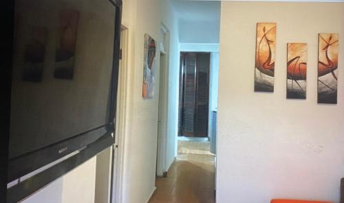 San Lorenzo的住宿－Apartamento las Rosas，走廊上墙上挂有绘画作品