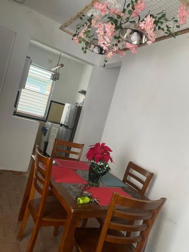 San Lorenzo的住宿－Apartamento las Rosas，一张餐桌,上面有花瓶