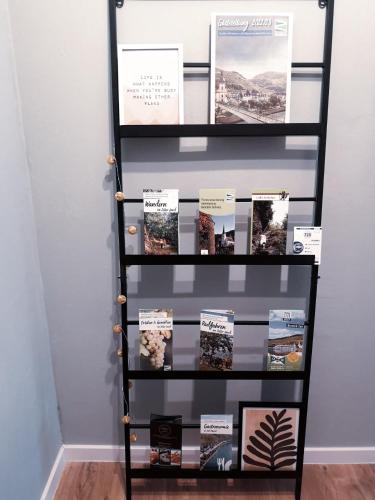 a book shelf filled with books at Ferienhaus zur Weinfee in Briedel
