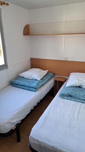 duas camas num pequeno quarto em Makado em Castillon-en-Couserans