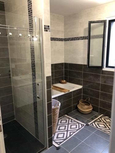 Kúpeľňa v ubytovaní Maison contemporaine en plein cœur de la Touraine