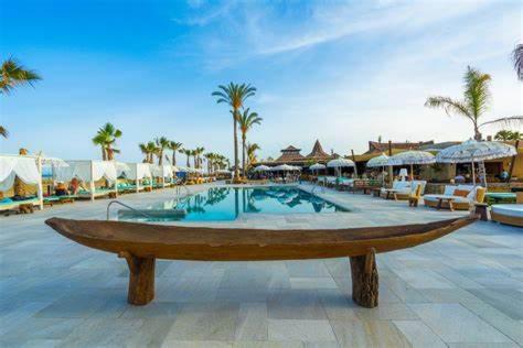 duży basen z drewnianą łodzią w ośrodku w obiekcie luxury homes penthouse con jacuzzi vera, garrucha,mojacar w mieście Vera