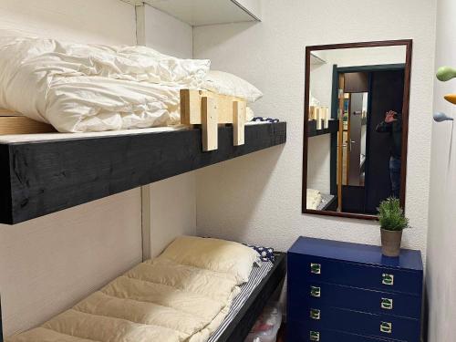 厚福登的住宿－Apartment HOVDEN II，一间卧室配有双层床和镜子