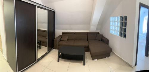 uma sala de estar com um sofá e uma mesa em Chez Ana em Otopeni