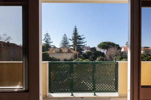 パレーデにあるFLH Parede Family Flat with Balconyのバルコニーの開いた窓から景色を望めます。