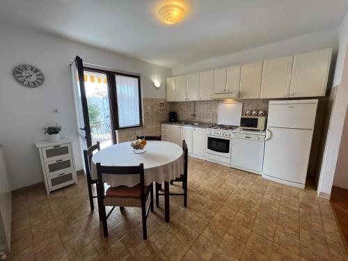 A kitchen or kitchenette at Apartman Bruna 1