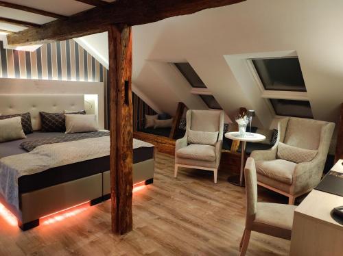 1 dormitorio con 1 cama, 2 sillas y mesa en AnaCapri Gästehaus Lugano en Ueckermünde