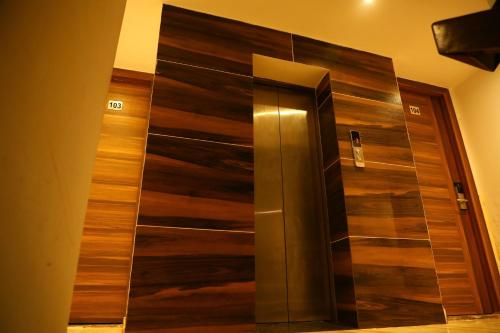 a elevator in a room with wooden walls at Perfectstayz Premium @Harkipauri Road in Haridwār