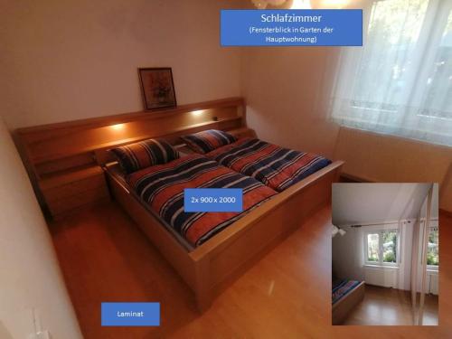 Bett in einem Schlafzimmer mit blauem Schild in der Unterkunft Wohnidyll in Zeuthen bei Berlin in Zeuthen